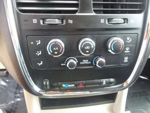 Used 2019 Dodge Grand Caravan SXT FWD image 21