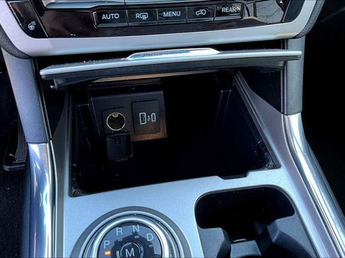 Used 2021 Ford Explorer XLT w/ Equipment Group 202A AWD/4WD image 18