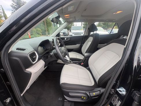 Used 2025 Hyundai Venue SEL image 25
