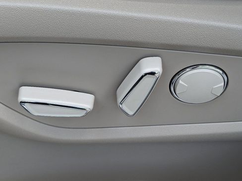 Certified 2023 Lincoln Nautilus Reserve w/ Equipment Group 202A image 21