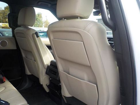 Used 2018 Land Rover Discovery SE image 33
