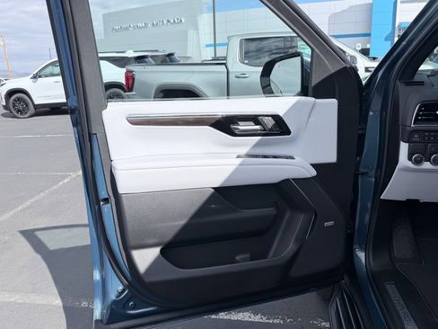 New 2026 Chevrolet Suburban Premier image 18