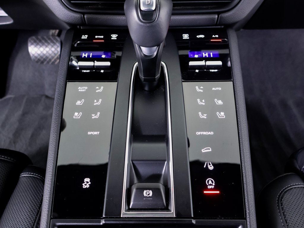 Certified 2025 Porsche Macan AWD/4WD image 18