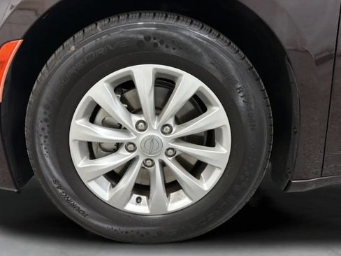 Used 2017 Chrysler Pacifica Touring-L FWD image 29