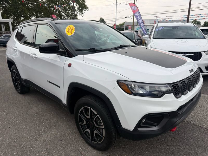 Used 2025 Jeep Compass Trailhawk AWD/4WD image 7