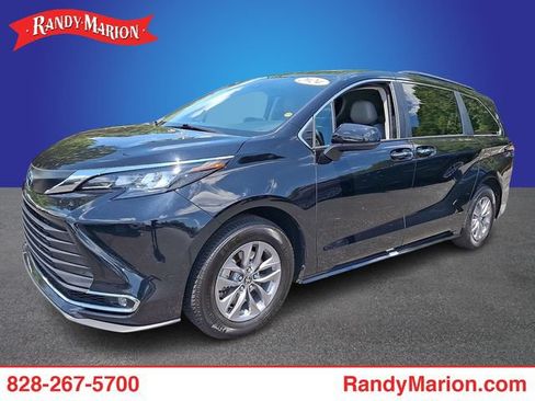 Used 2024 Toyota Sienna XLE FWD image 1