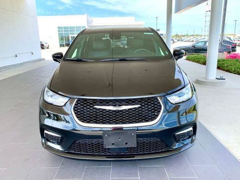 Used 2025 Chrysler Pacifica Select image 2