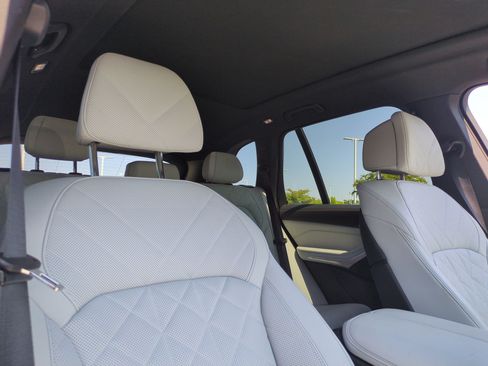 Used 2024 BMW X5 sDrive40i w/ M Sport Package RWD image 31