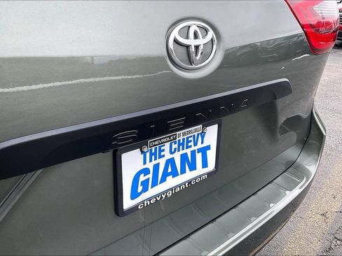 Used 2020 Toyota Sienna L image 24