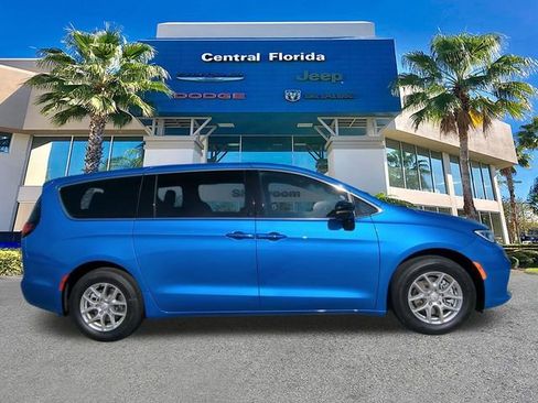 New 2026 Chrysler Pacifica Select image 4