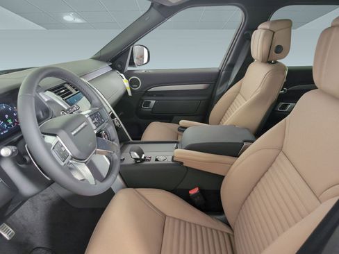 Used 2025 Land Rover Discovery Dynamic SE image 4