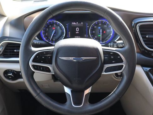 Used 2018 Chrysler Pacifica Touring Plus w/ Tire & Wheel Group FWD image 16