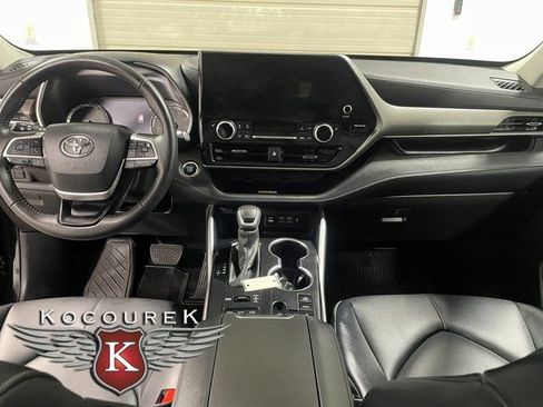 Used 2024 Toyota Highlander XLE AWD/4WD image 13