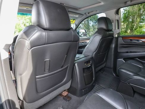 Used 2015 Cadillac Escalade ESV Luxury RWD image 27