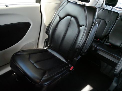 Used 2023 Chrysler Pacifica Touring-L image 12