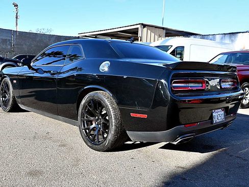 Used 2016 Dodge Challenger SRT image 5