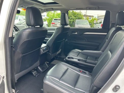 Used 2018 Toyota Highlander XLE AWD/4WD image 28
