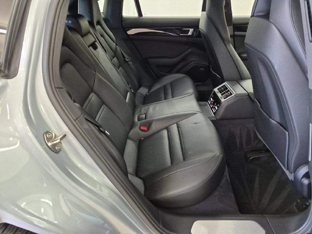 Used 2019 Porsche Panamera 4 AWD/4WD image 29