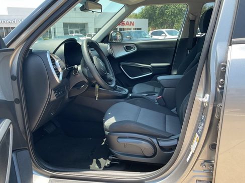 Used 2025 Kia Soul LX w/ LX Technology Package FWD image 8