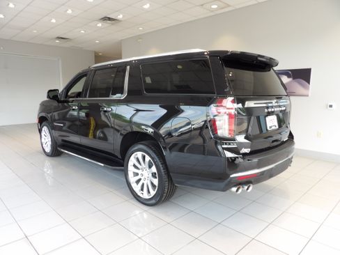 Used 2021 Chevrolet Suburban Premier AWD/4WD image 6