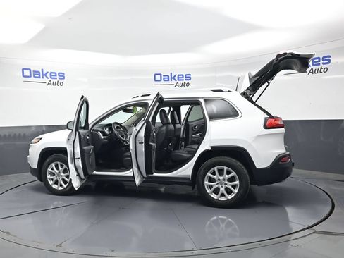 Used 2018 Jeep Cherokee Latitude Plus w/ Cold Weather Group AWD/4WD image 54