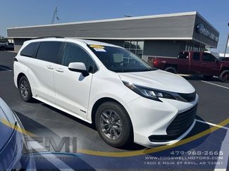 Used 2021 Toyota Sienna LE image 1