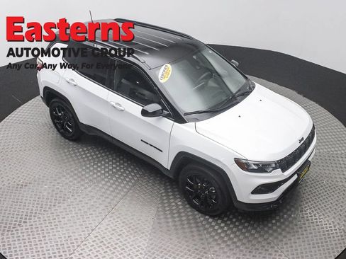 Used 2023 Jeep Compass Latitude w/ Convenience Group AWD/4WD image 3