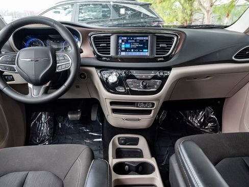 Used 2023 Chrysler Voyager LX image 21