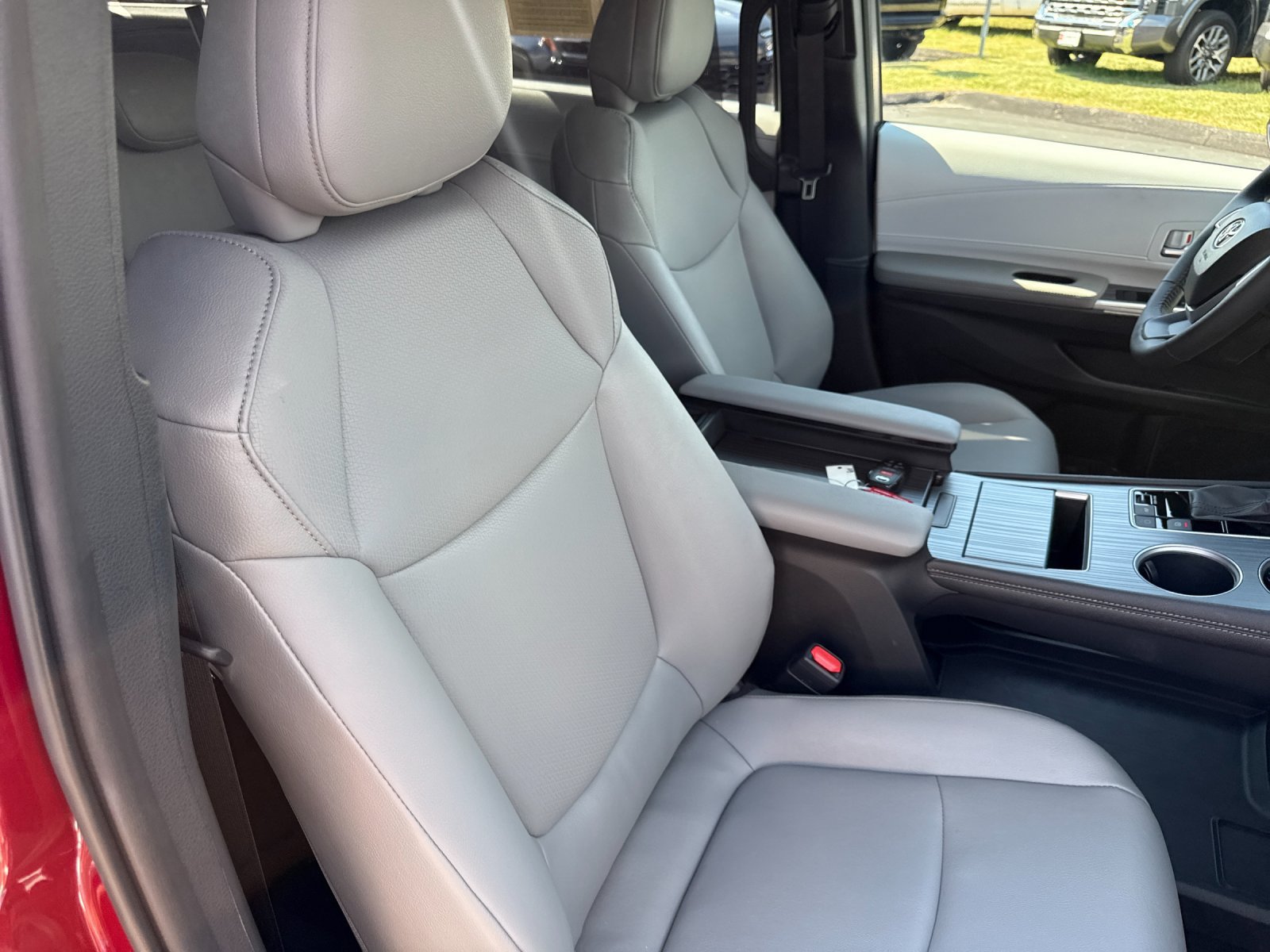 Used 2026 Toyota Sienna XLE FWD image 27