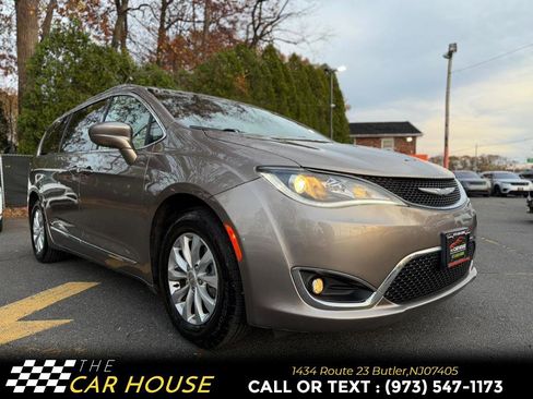 Used 2018 Chrysler Pacifica Touring-L w/ Premium Audio Group image 6