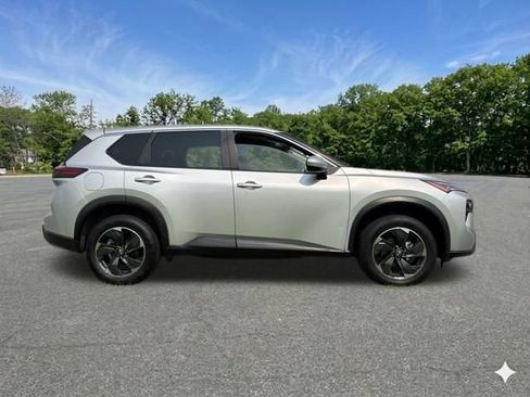 Used 2024 Nissan Rogue SV AWD/4WD image 10