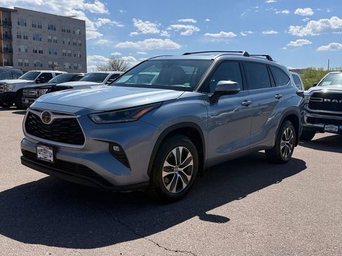 Used 2021 Toyota Highlander XLE AWD/4WD image 2