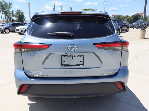 Used 2022 Toyota Highlander XLE AWD/4WD image 7