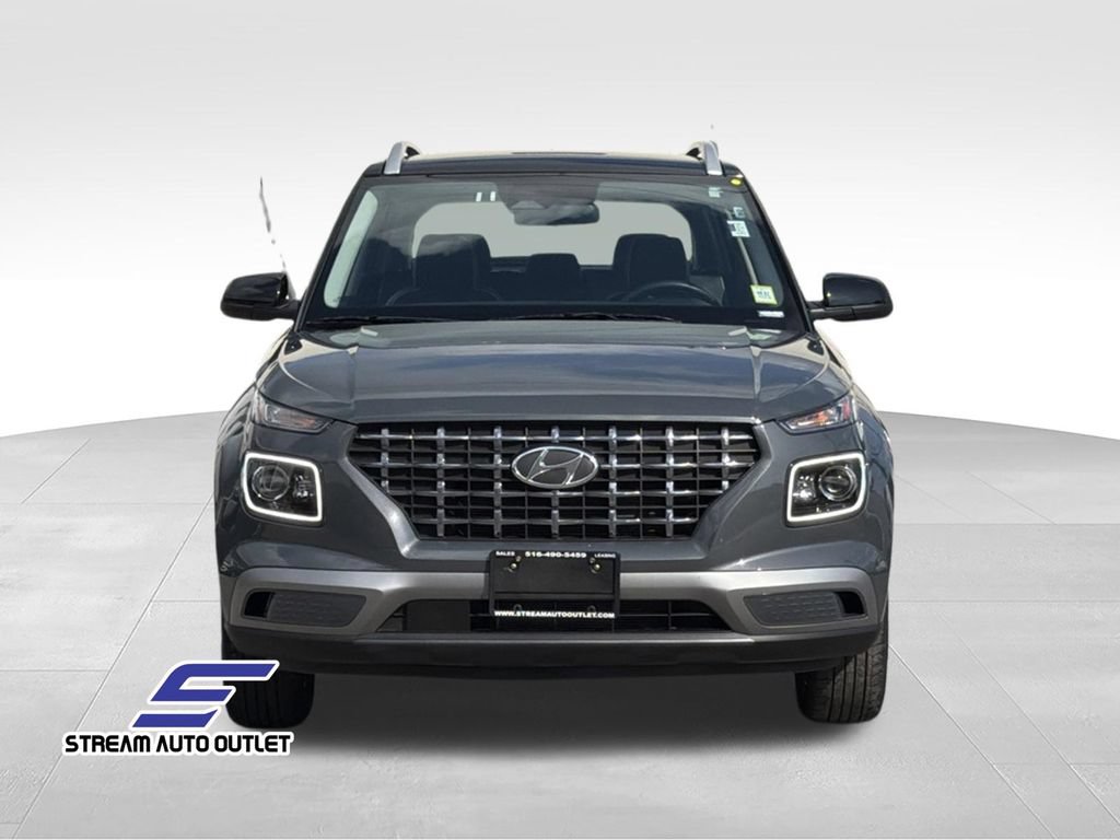 Used 2025 Hyundai Venue Limited FWD image 2