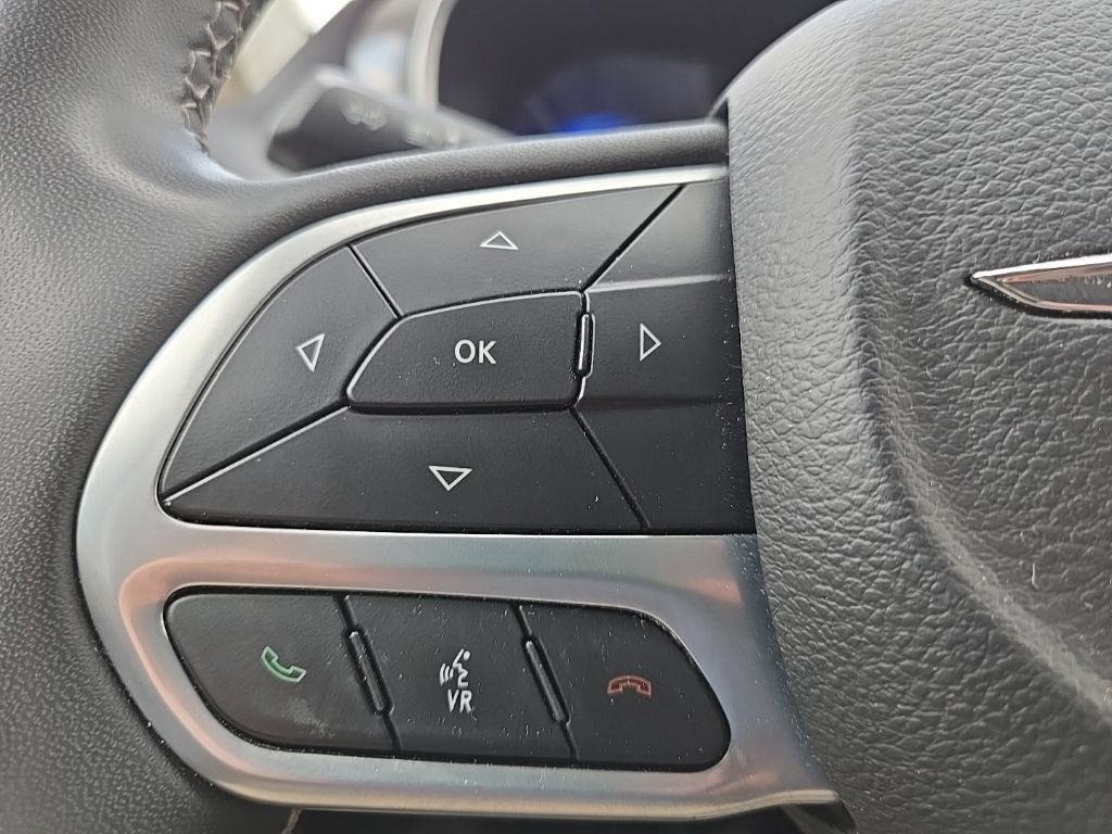 Used 2023 Chrysler Pacifica Touring-L FWD image 15