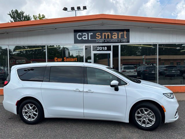 Used 2023 Chrysler Pacifica Touring FWD image 8