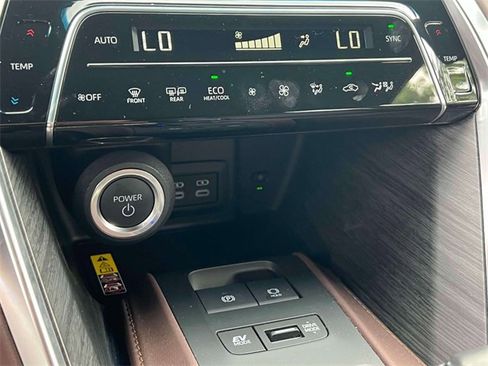 Certified 2024 Toyota Venza XLE image 33