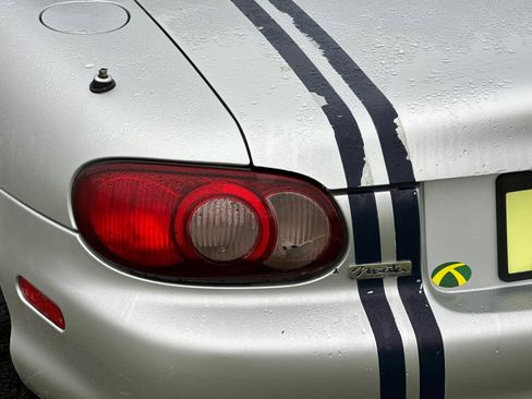 Used 2004 MAZDA MX-5 Miata w/ Leather Azure Blue Pkg image 21