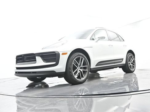 Certified 2025 Porsche Macan AWD/4WD image 46