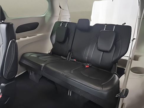 Used 2024 Chrysler Pacifica Touring-L image 16