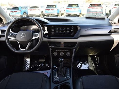 Certified 2023 Volkswagen Taos SE image 7