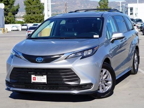 Certified 2024 Toyota Sienna LE image 4
