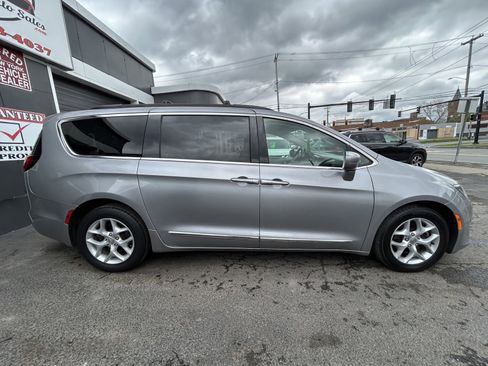 Used 2017 Chrysler Pacifica Touring-L w/ Tire & Wheel Group FWD image 4
