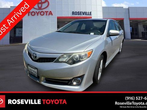 Used 2012 Toyota Camry SE FWD image 1