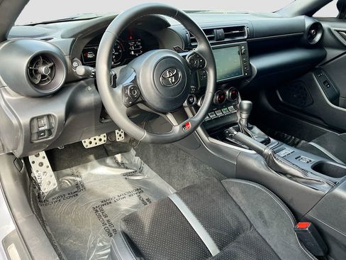 Used 2025 Toyota GR86 Premium w/ ALL Weather Mat Package (TMS) RWD image 9