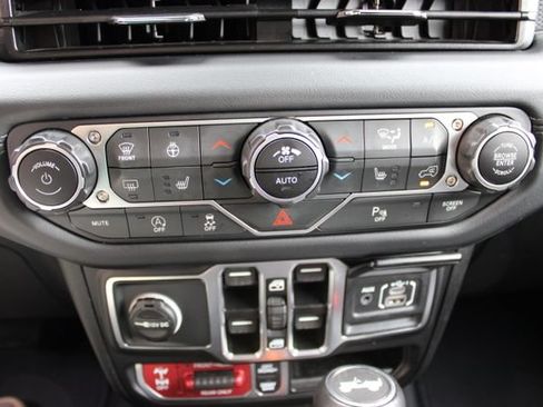 Used 2025 Jeep Wrangler Unlimited Rubicon AWD/4WD image 27