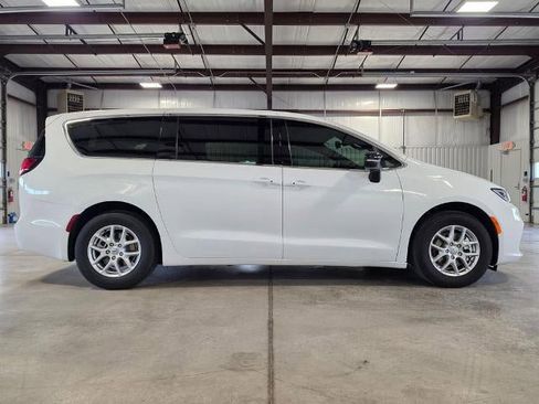 Used 2026 Chrysler Pacifica Select FWD image 6