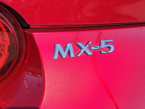 Certified 2022 MAZDA MX-5 Miata Club RWD image 20