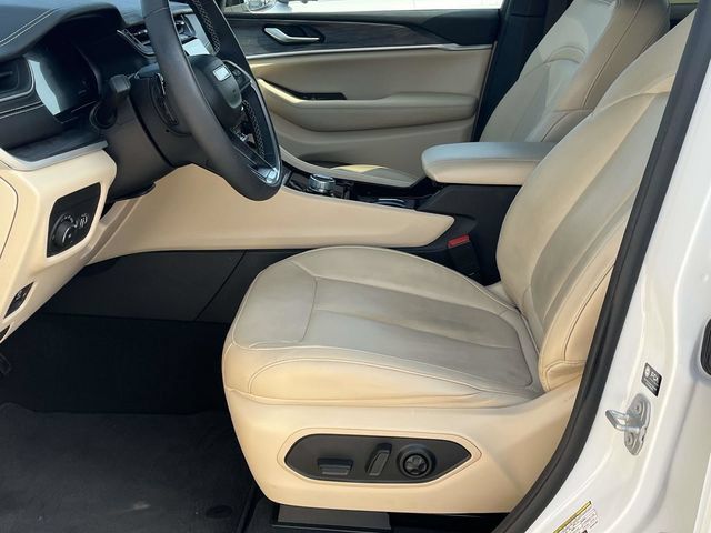Used 2023 Jeep Grand Cherokee Limited w/ Black Appearance Package RWD image 13