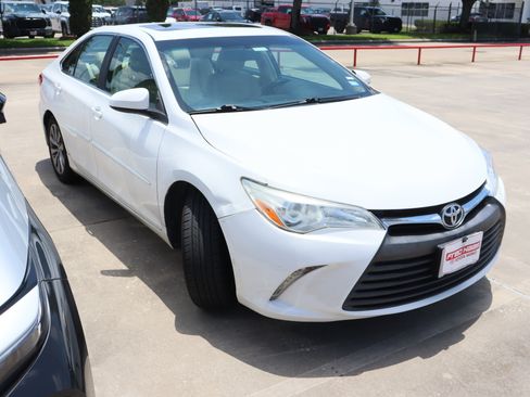 Used 2016 Toyota Camry XLE w/ Moonroof Package FWD image 2